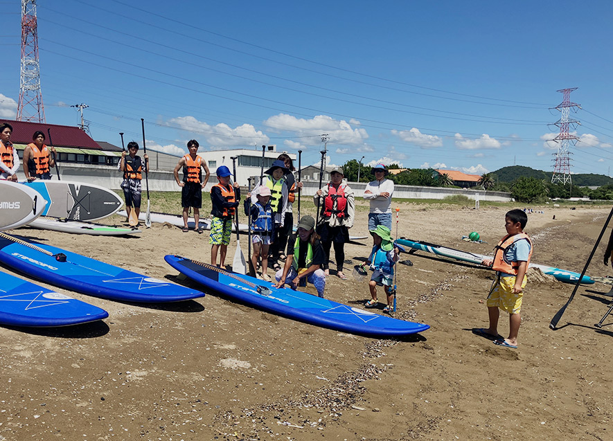 SUPの乗り方を教わる参加者