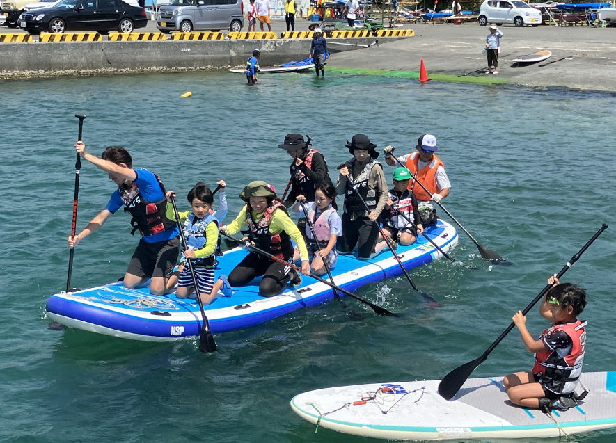 BIG SUPで力を合わせて漕ぐ参加者たち