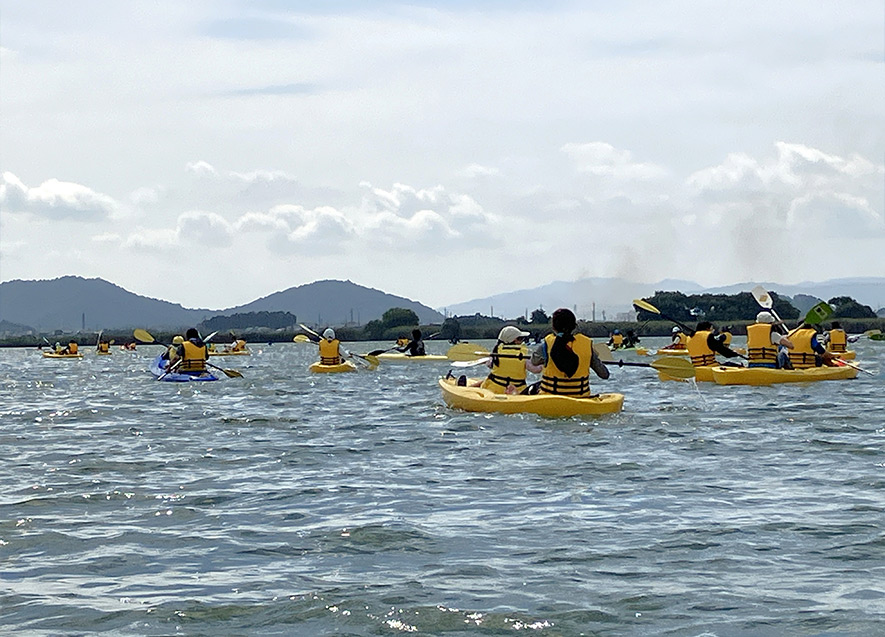 湖上でカヌーを楽しむ親子たち