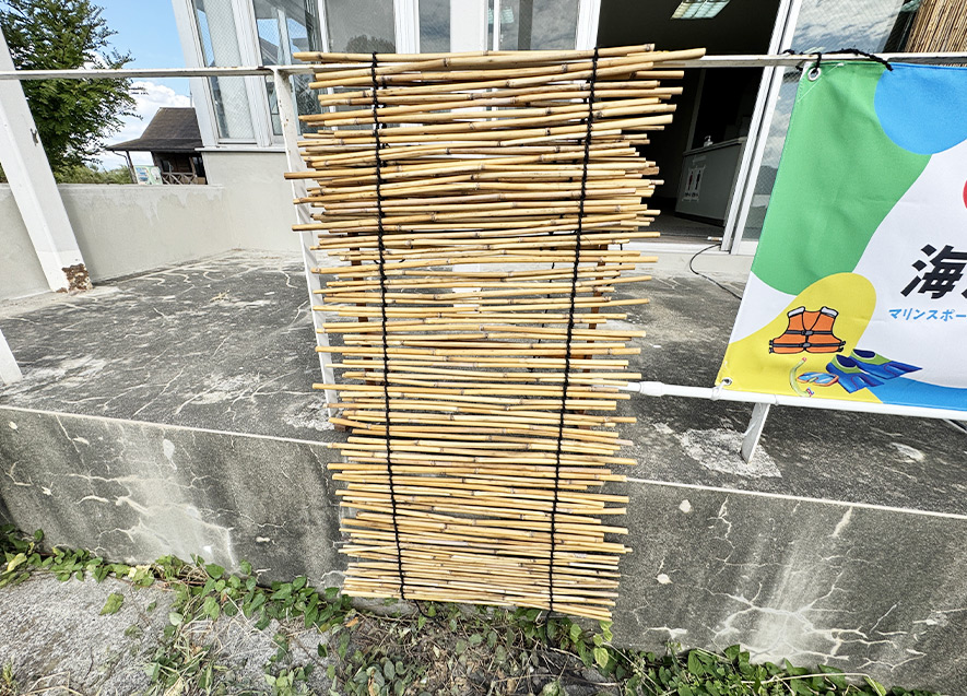 体験で完成したヨシのすだれ