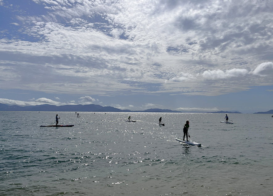 秋空の下、SUPを楽しむ参加者たち