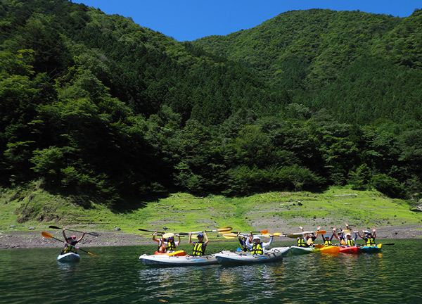 接岨湖でカヌーを楽しむ海洋クラブ員