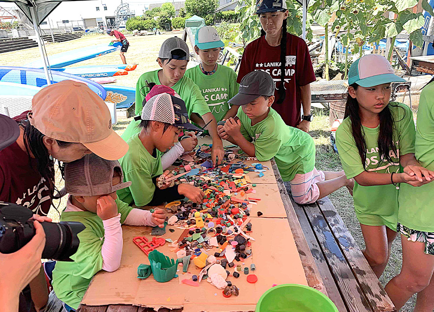 　漂着したプラごみに興味津々の子どもたち