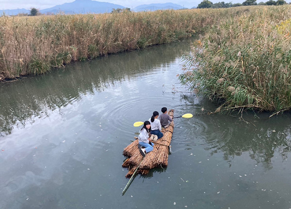 葦船に乗る子どもたち