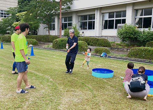 参加者と一緒に水鉄砲を楽しむ吉村町長