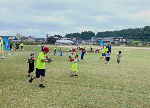 水しぶきと共に笑い声がグラウンドに響き渡る
				