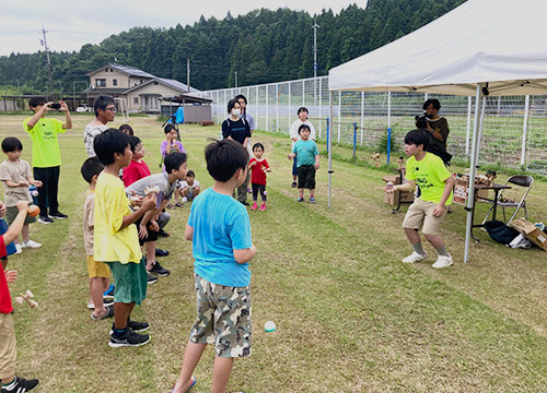 UTA氏（小学6年生）の技に見入る子供たち