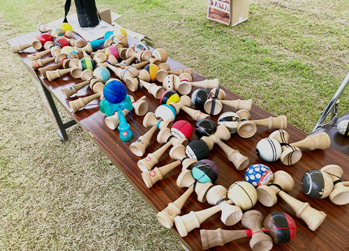 配られた「支援のけん玉」