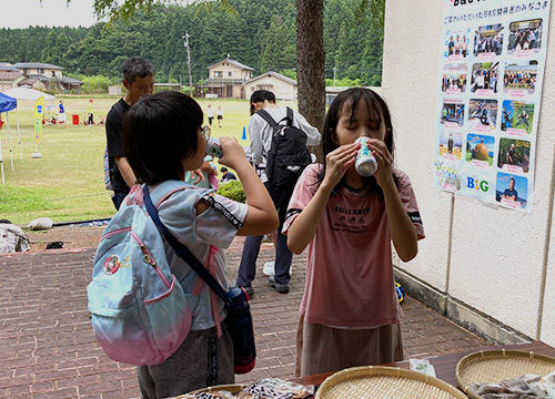 その場で飲んで食べて水分補給