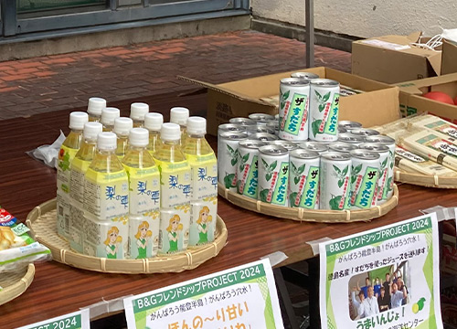 梨とすだちの清涼飲料水も寄贈
