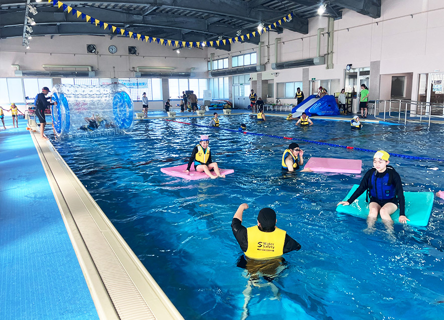 お舟遊び、ウォーターロール、滑り台で遊ぶ子どもたち