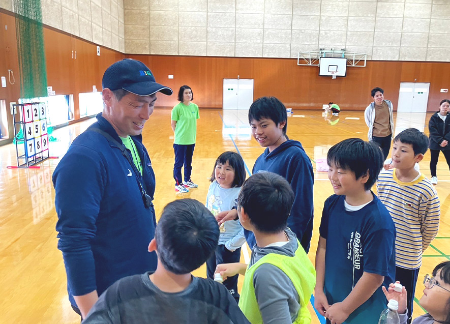 財団スタッフにお礼を伝える子どもたち