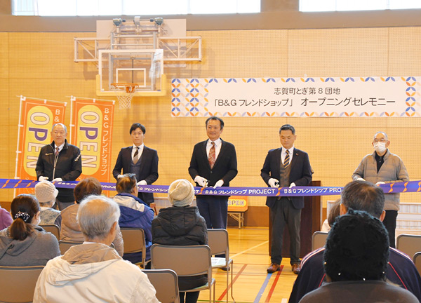 写真左から寺岡商工会長、稲岡町長、菅原理事長、福田議長、角谷店主