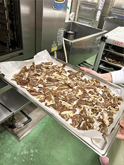 ジンギスカンをオーブンで焼き、炒めた野菜と合わせて提供