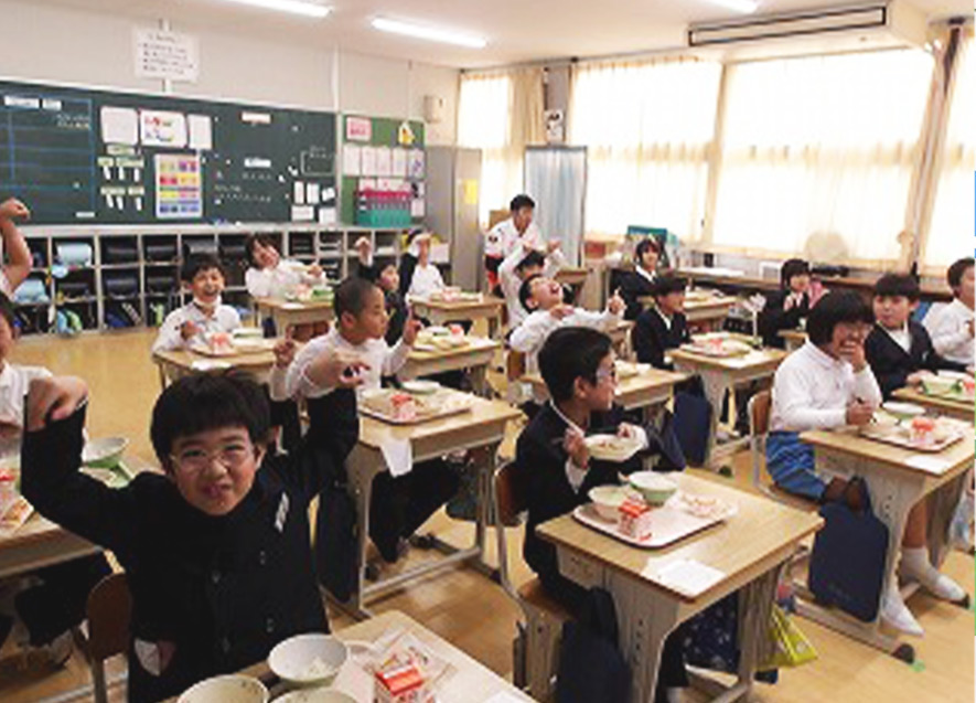 給食時間には滝川市B&G海洋センターからのメッセージが読み上げられた