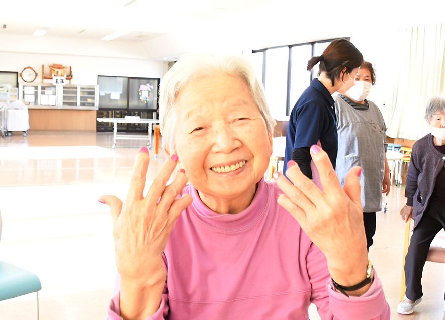 初めてのネイルに笑顔があふれる