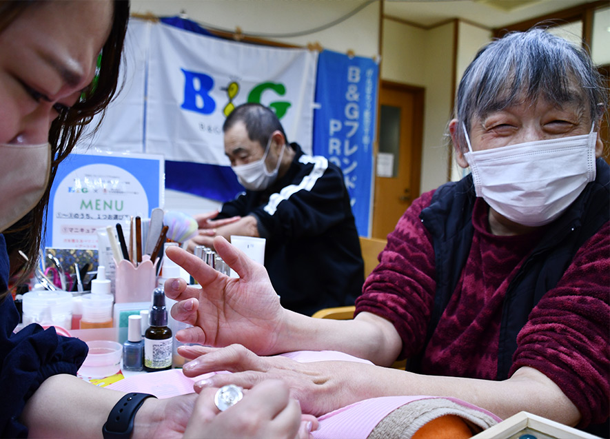 初めてのネイルに笑顔が溢れる