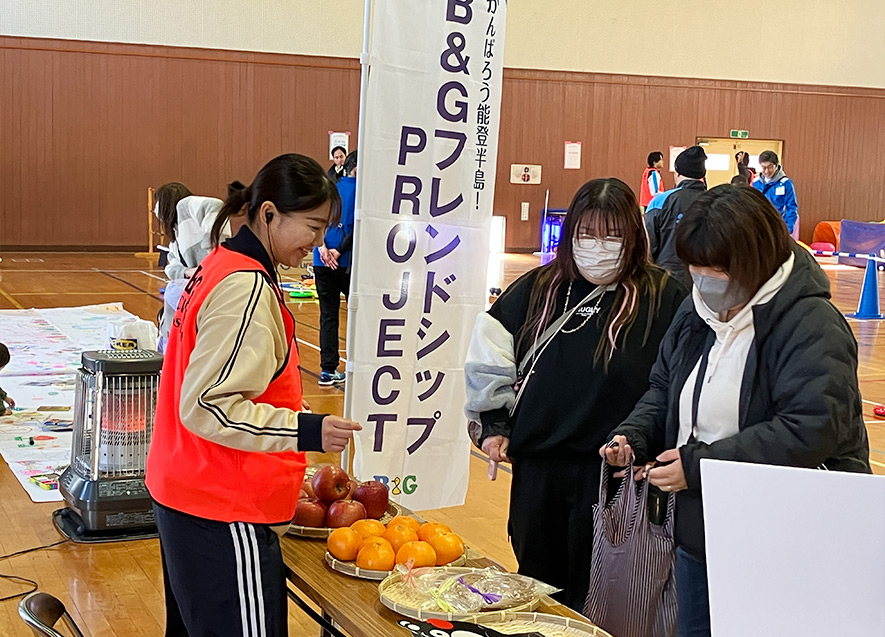 エイドブースでは季節の果物も多数提供された