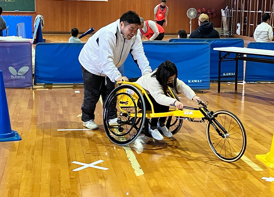 乗ると難しい陸上競技用車いす（レーサー）