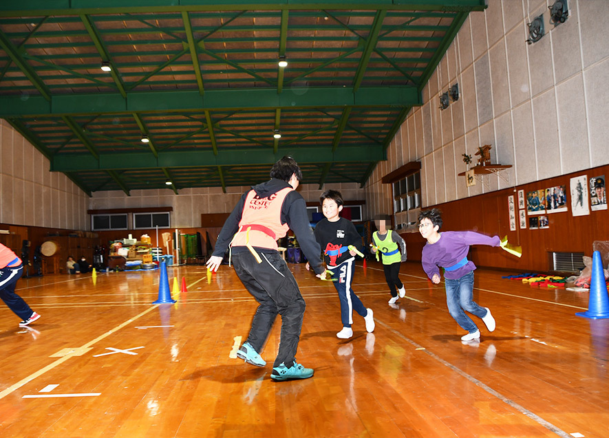 大人も子どもも本気になって走り回ったしっぽ取り