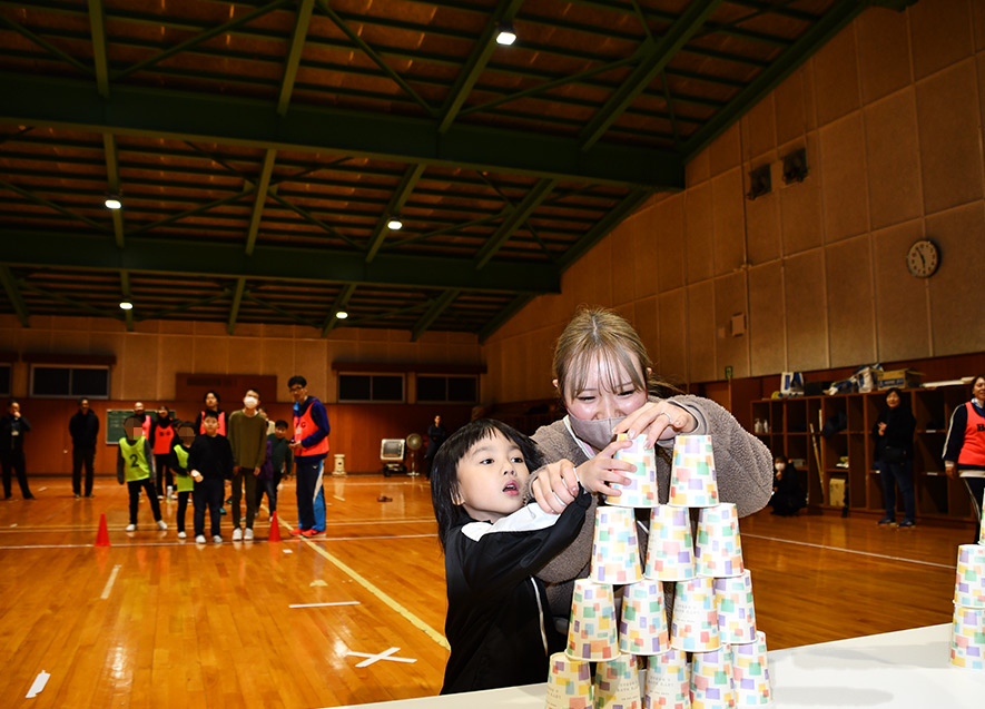 見本と同じ紙コップタワーをつくろう！