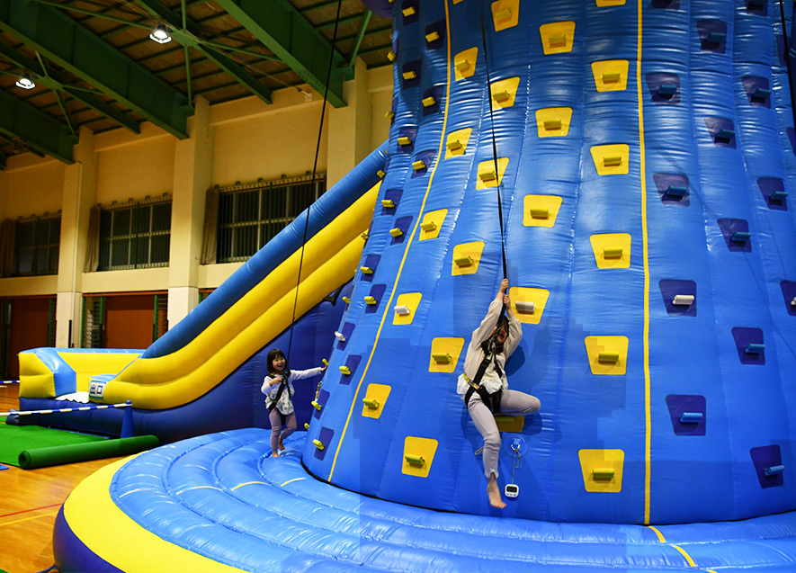 教室参加が難しい子ども達は大型エア遊具を貸切で堪能