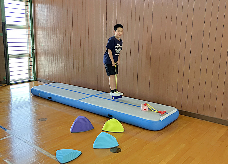 エアマットの上でホッピング