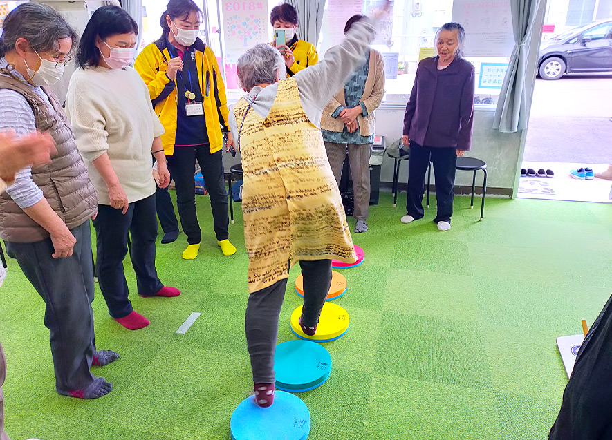 歩きながらドレミの音階を奏でた