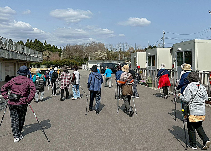 仮設団地周辺をウォーキングする様子