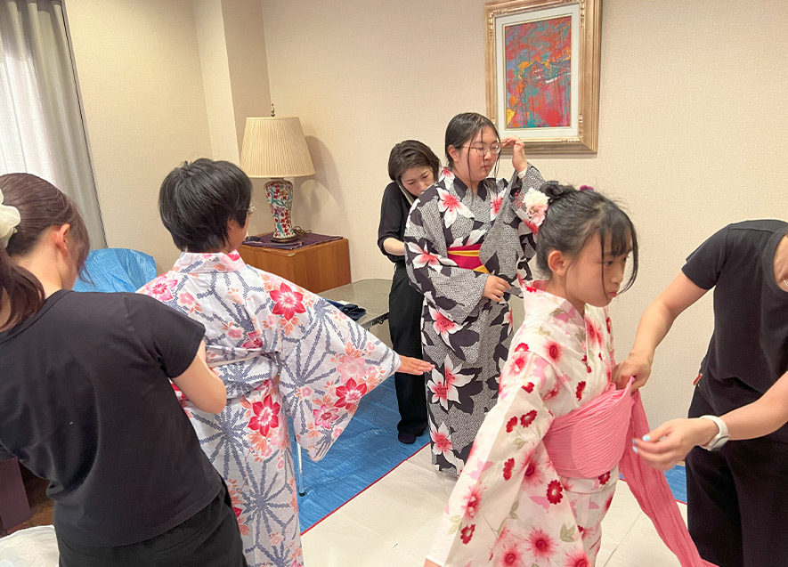 浴衣の着付けを受ける子どもたち