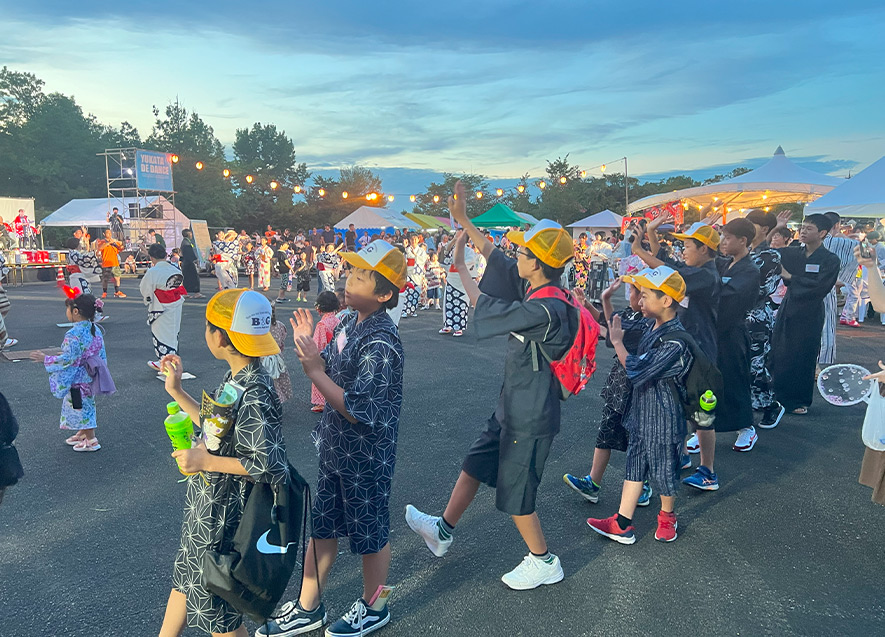 練習成果を発揮して夜高踊りを楽しんだ