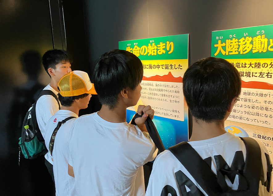 パネルで恐竜の誕生から絶滅までを学ぶ