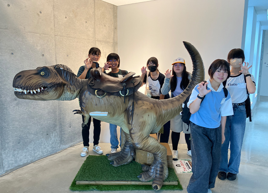 実物大の恐竜模型を見学
