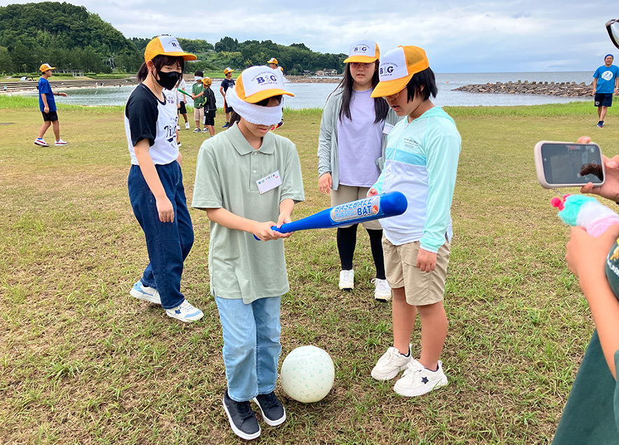 目隠しで慎重にボールを狙う子どもたち