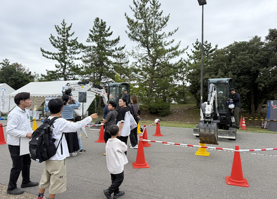 重機操縦に挑戦する子どもたち