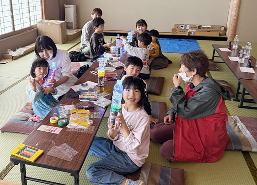 ペットボトルランタンづくりの様子