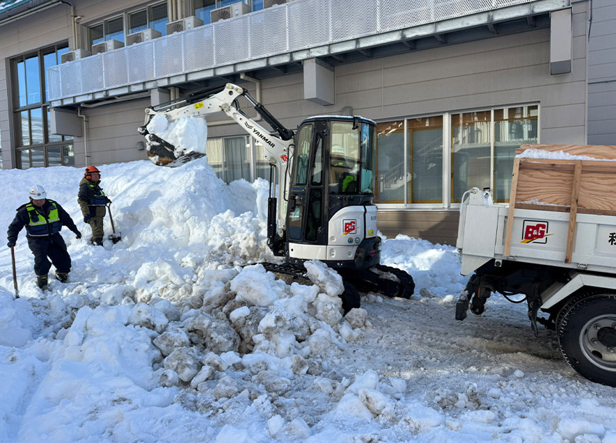重機を使った除排雪作業の様子