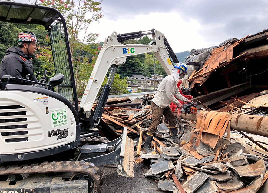被災家屋から住民の大切な　品物を探す作業