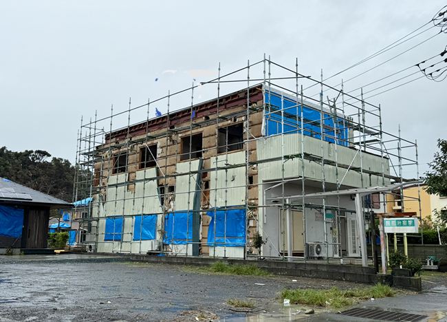 屋根や外壁に甚大な被害を受けた、牧之原市細江区の住宅