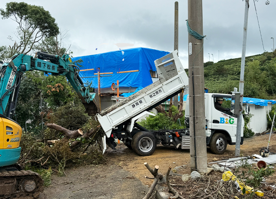 配備機材を活用し、がれきの撤去作業を進める様子