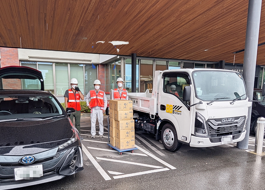 要請の翌日、山梨県中央市の拠点を出発するスライドダンプ