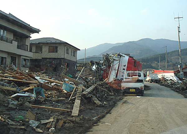 綾里地域には津波で漁船が打ち上げられた