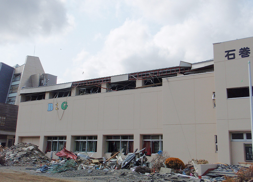 体育館の屋根を超えて津波が襲った