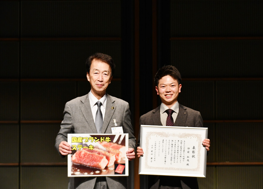 「特別表彰」を受賞した仲前拓哉指導員