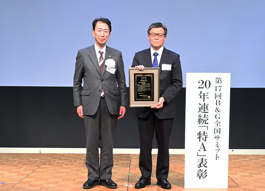 愛媛県愛南町 中村維伯町長（右）