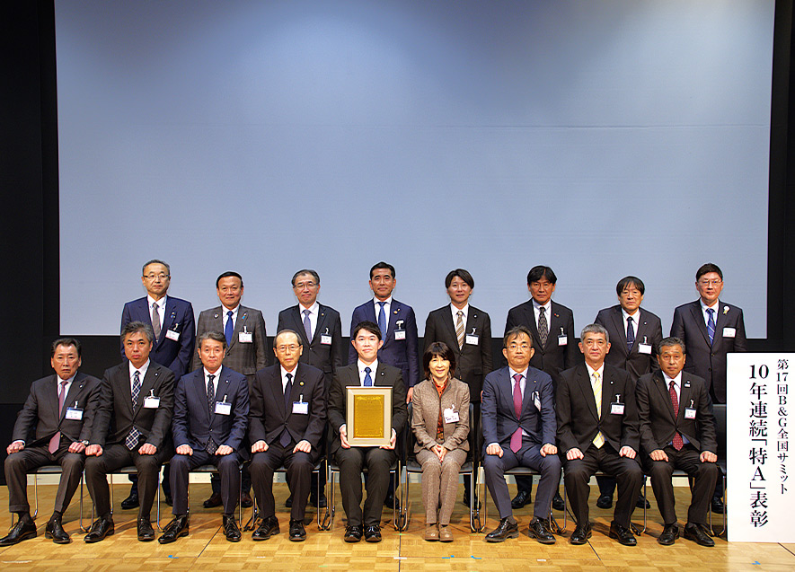 10年連続表彰のプレゼンターはB&G財団評議員の谷川真理氏が務めた