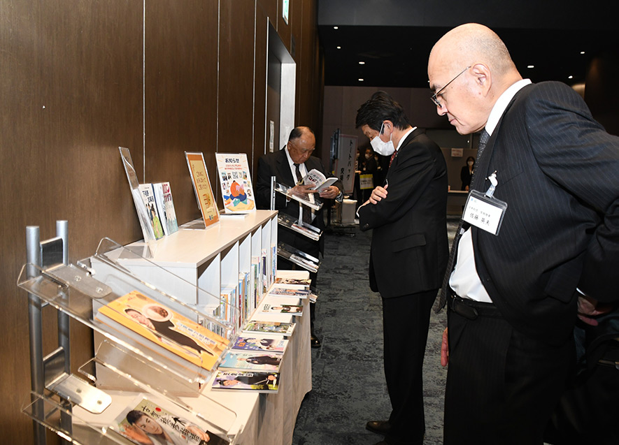 ふるさとの「偉人マンガ」コーナーでは多くの人が手に取って読んでいた
		