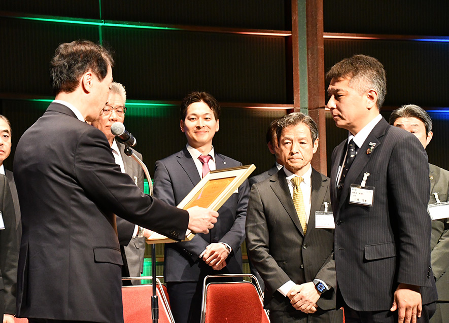 受賞センター代表として、海陽町の三浦町長が表彰状を受け取る