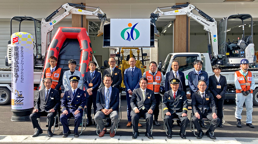 中尾町長（前列右から3番目）、菅原理事長（前列右から4番目）