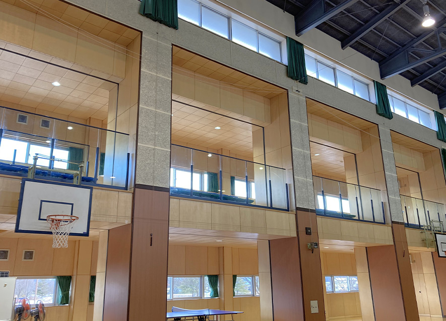  
											修繕助成を活用し、体育館にはギャラリーが増設されている